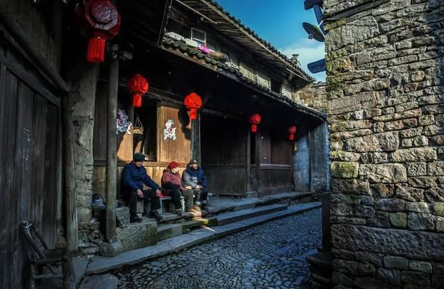 秦王赶紧来扶弟媳杨媚儿下马,杨媚却身子一软趁势倒在了他的怀里